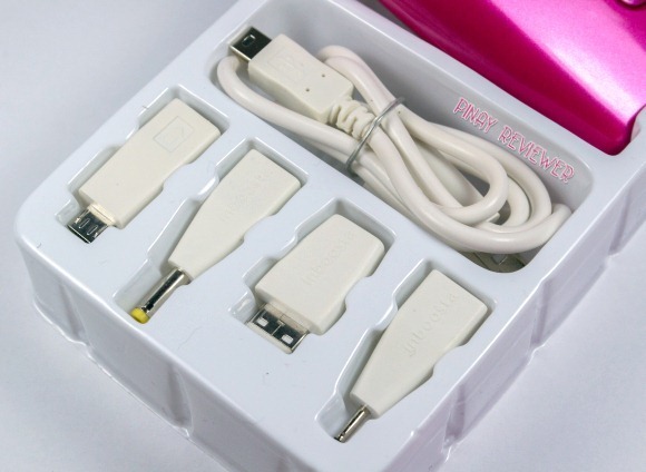 Inboosta Travel Booster comes with various plugs for your devices[2]